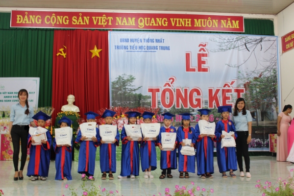 LỢI &Iacute;CH V&Igrave; CỘNG ĐỒNG " TẶNG QU&Agrave; CHO TRẺ EM NGH&Egrave;O HIẾU HỌC NĂM HỌC 2016 - 2017"